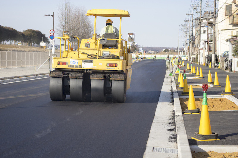 道路を走る重機